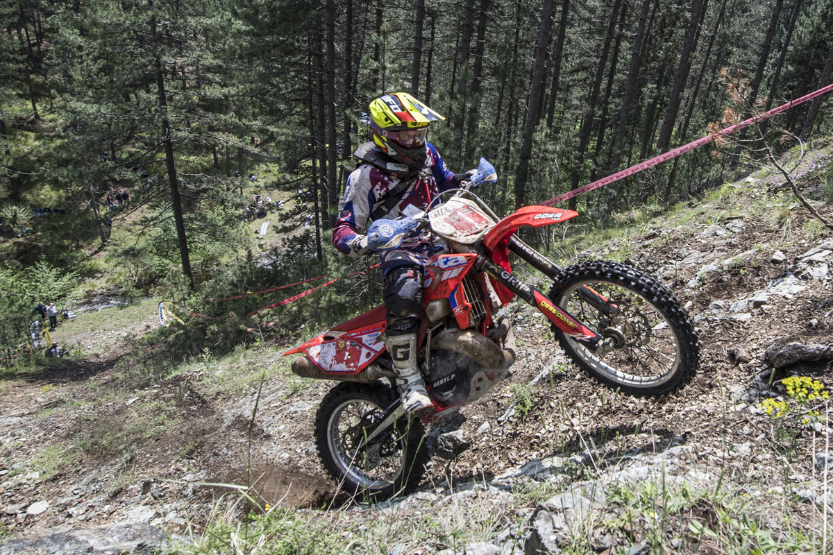 TARA THREW ON THE KNEES EVEN THE BEST RIDERS